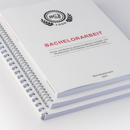 Hier siehst du drei Möglichkeiten deine Abschlussarbeit zu binden. Oben siehst du eine Softcoverbindung in der Mitte eine Wire-O-Bindung und unten eine Bindung mit Plastikspirale.